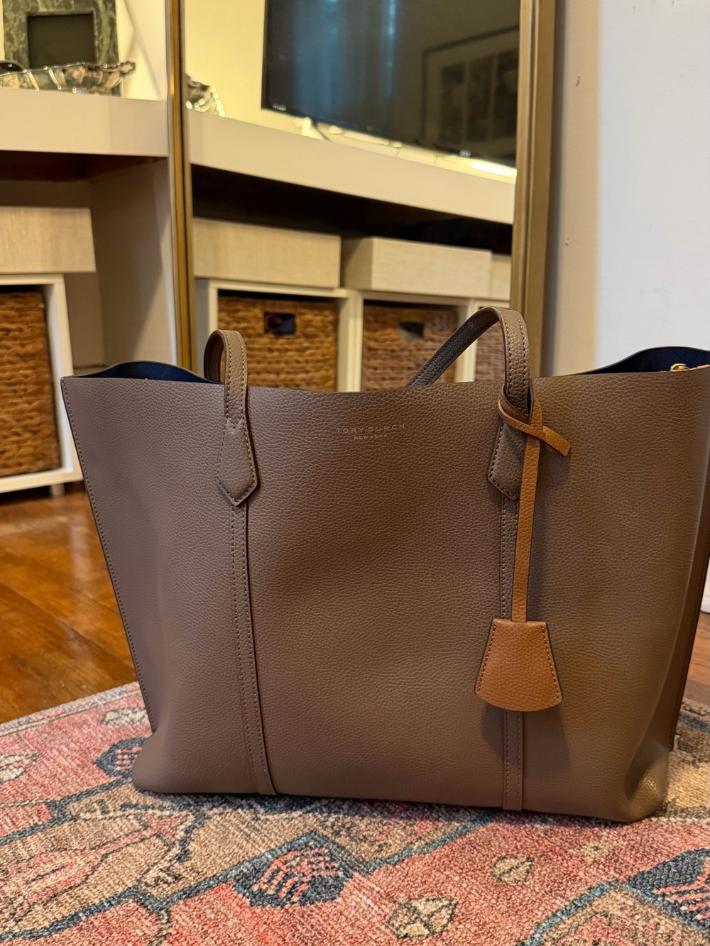 Tory Burch 	
Perry Triple-Compartment Tote - Clam Shell